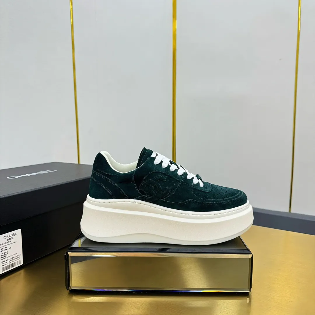 👟👟Ex-factory price 600👟👟 Upgraded version, upgraded version, upgraded version! No rebuttal accepted! ! ! ! Chanel Chanel panda shoes! 2025 counter's top casual sports shoes. This classic design; the upper is electro-embroidered with a variety of techniques; the outsole is fashionable and sporty; the unusual inclusion of a variety of color matching elements... The diversified mix and match is very good-looking and versatile, and can be used for leisure, fashion, sports, and outdoor... ꫛꫀꪝ Go➫ Materials: ❶Upper made of: original imported first-layer silk cowhide + original waterproof cloth + original first-layer cowhide ❷Inner lining: Original Yangli+Net ❸Outsole based on: Original TPU combination outsole Counter boutique packaging complete set for women 35–41 👉 👉